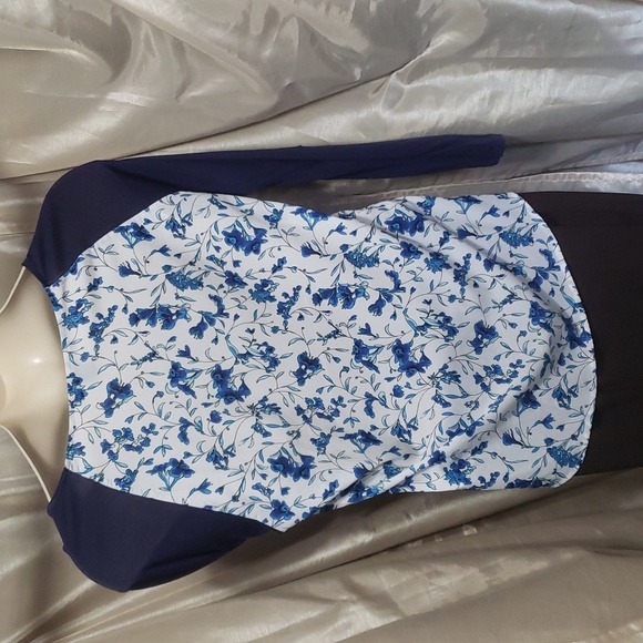 French Connection. Blues & White Floral Top' Raglan 3/4 Sleeves; Scoop Neck. EUC - Picture 5 of 12